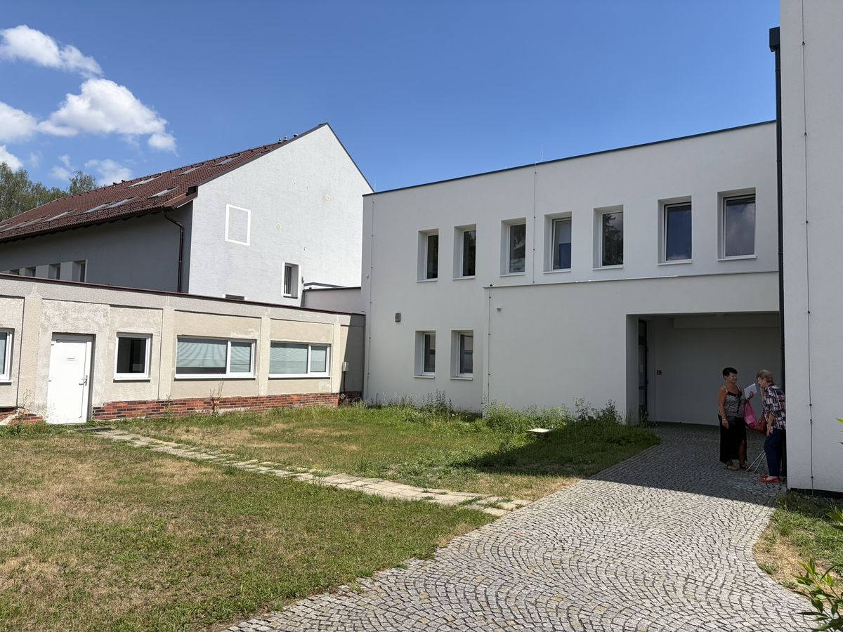 Vchod do ordinace ze dvora – dlážděná cesta k průchodu